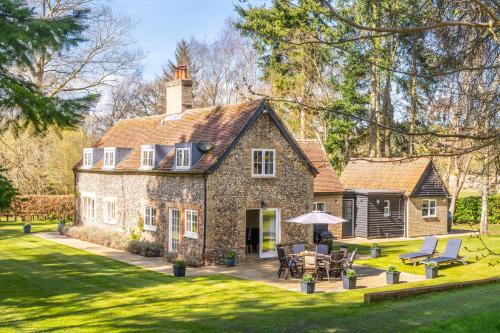 Woodbridge House | Marvellous secluded forest lodge - Stone Hall