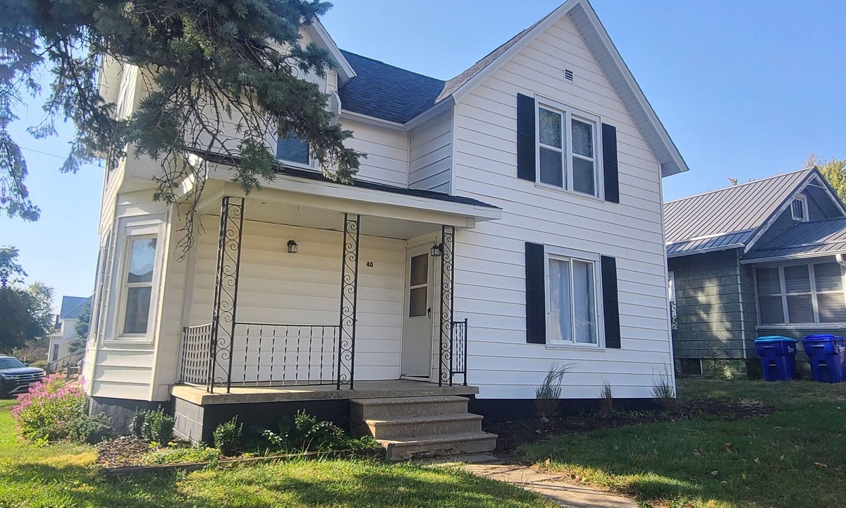 Oelwein House | Marvelous 3-bedroom/1.5 bath house with WiFi, full kitchen Oelwein