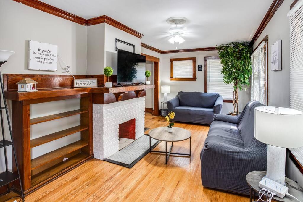 Rochester Apartment | Marvelous Colonial Mins to Strong/UofR/Airprt/RIT