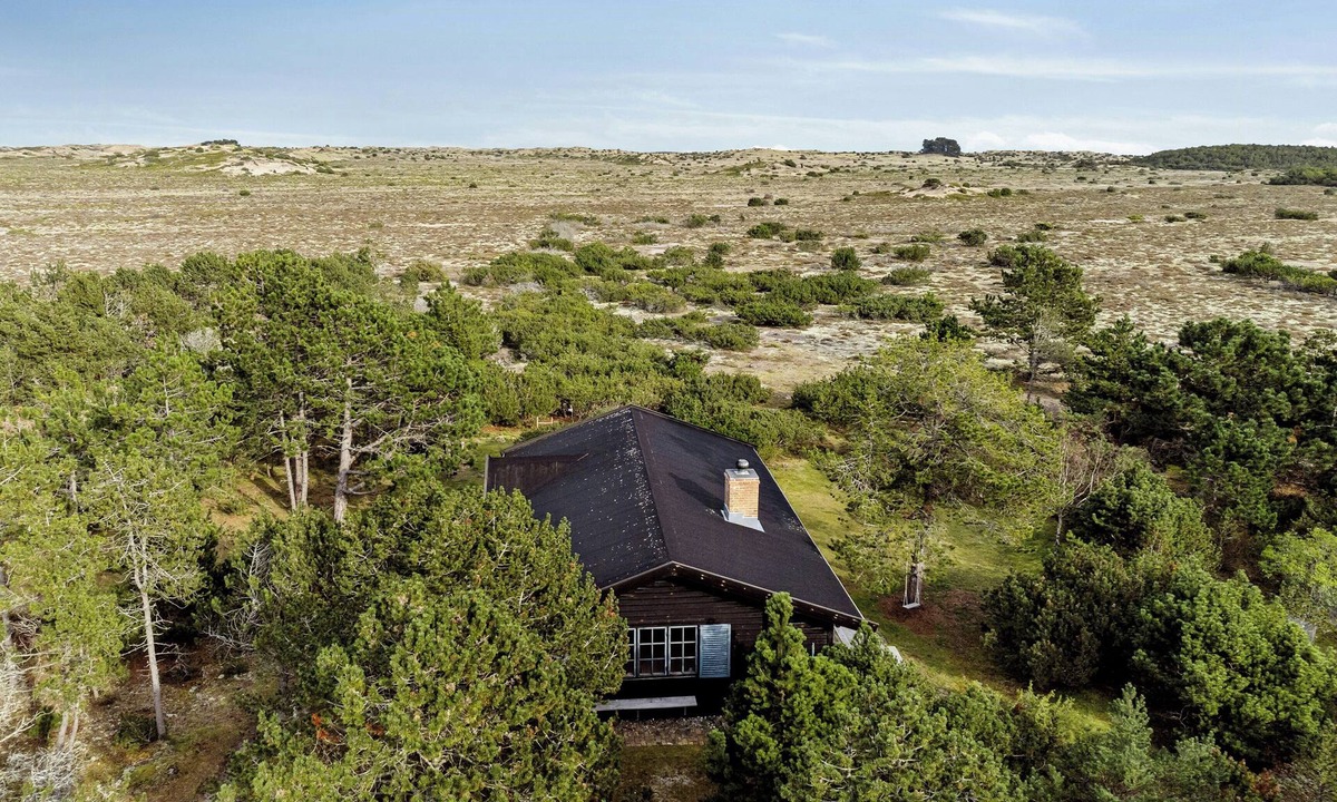 Anholt House | Marvelous log house by Anholt's desert