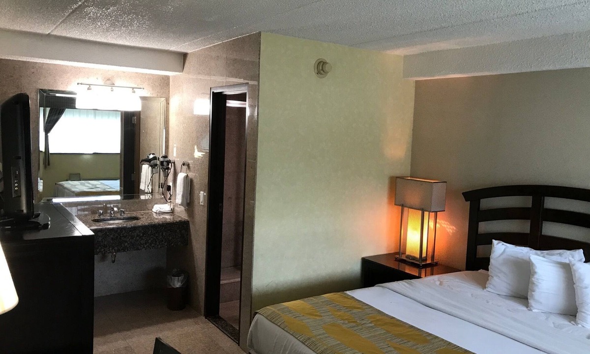 Southfield Hotel | Marvin's Garden Inn