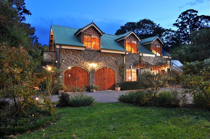 Mount Dandenong Bed & Breakfast | Mary Cards Coach House