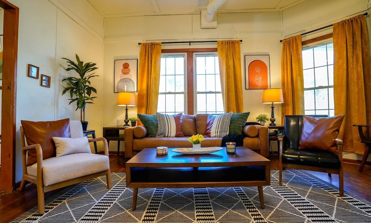 Iola House | Mary's Place - 4bdrm/2bathroom