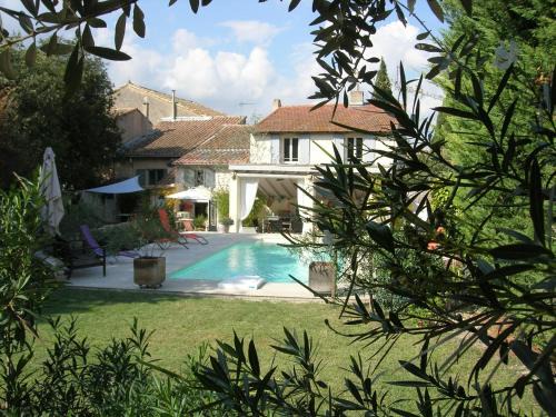 Saint-Etienne-du-Gres Bed & Breakfast | Mas Calbret