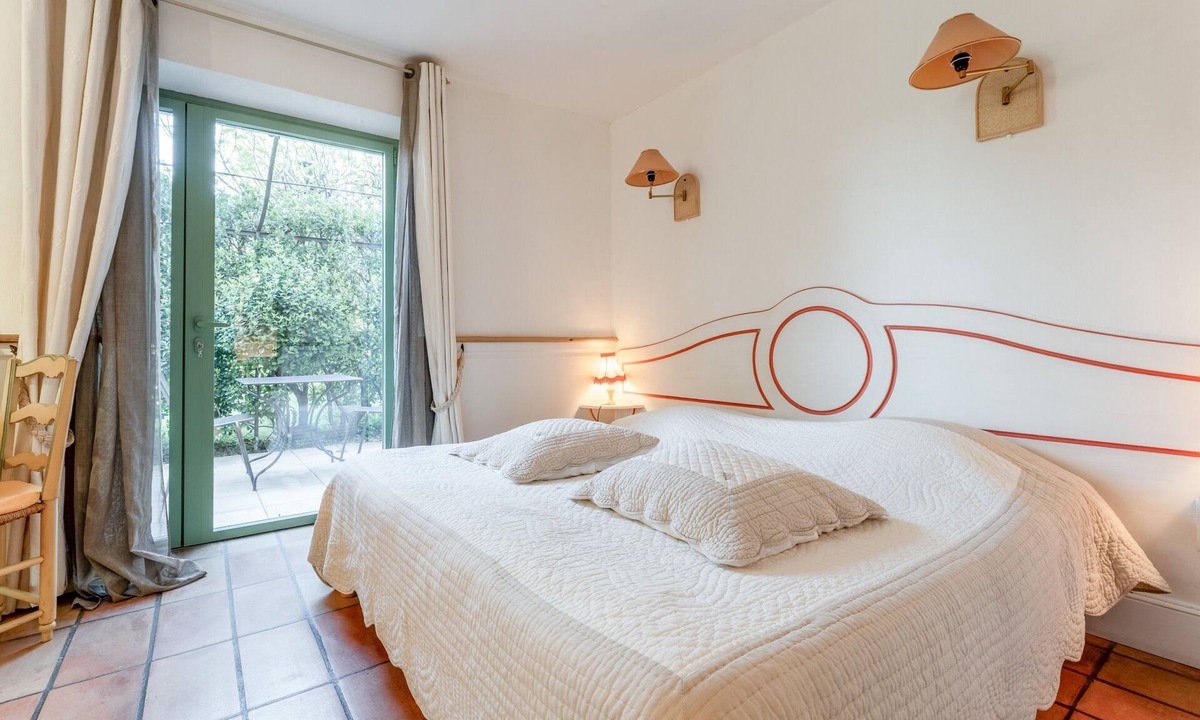 Violes Apartment | Mas de Bouvau: Room 1 Ficus, Kitchenette, Wi-Fi and Air Conditioning