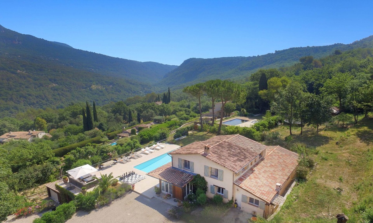 Le Rouret House | Mas des Amis set in Spectacular settings with stunning panoramic views!