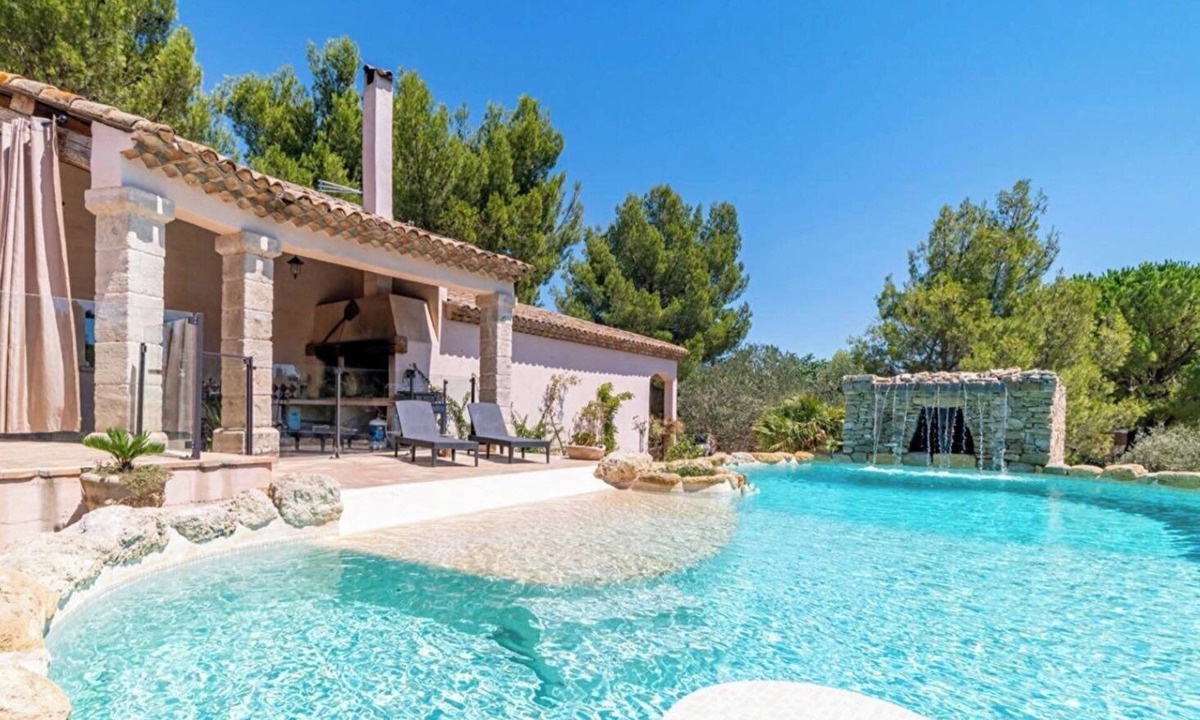 Poussan Villa | Mas provençal with infinity pool, pétanque court, billiards table