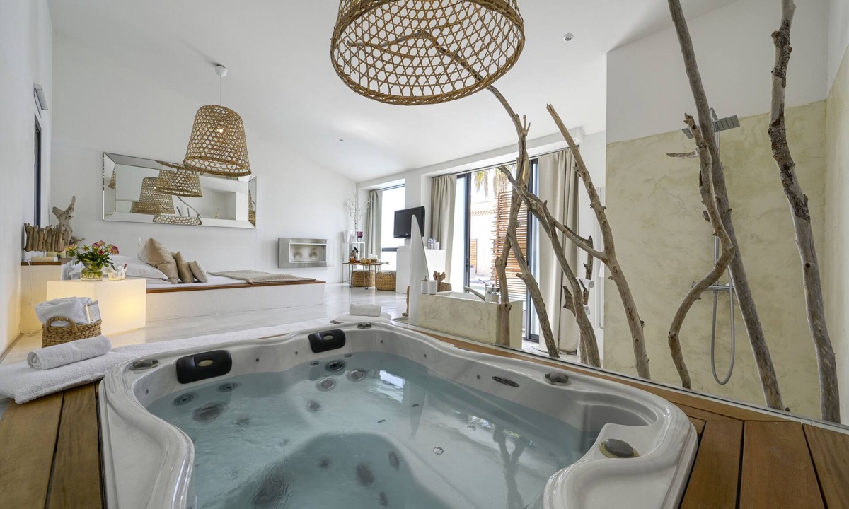 Saint-Laurent-d'Aigouze Bed & Breakfast | Mas Sainte Marie - Private Hot Tub Suites