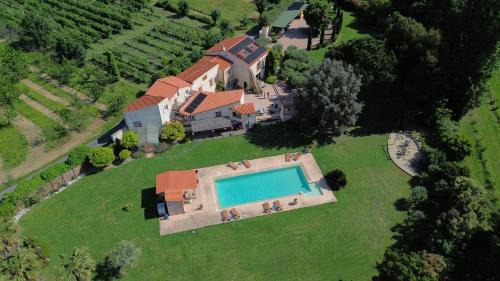 Saint-Michel-de-Llotes Bed & Breakfast | "MAS TRAMONTANE" chambres d'hôtes, studio, ancien mas agricole dans parc arboré, piscine et sa vue face au Canigou