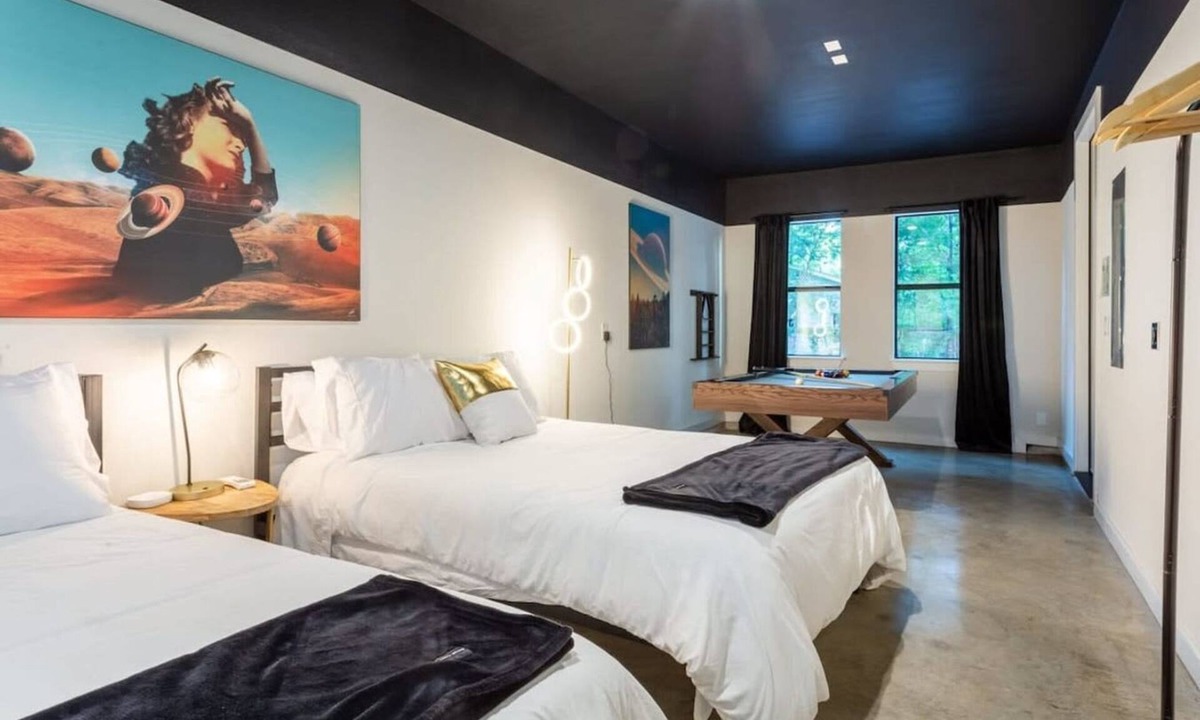 Govalle House | Massive 10BR Compound—6 Min to Downtown Austin