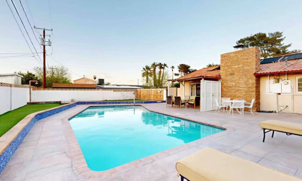 Glen Heather Estates House | Massive 3 bedroom close to the strip!