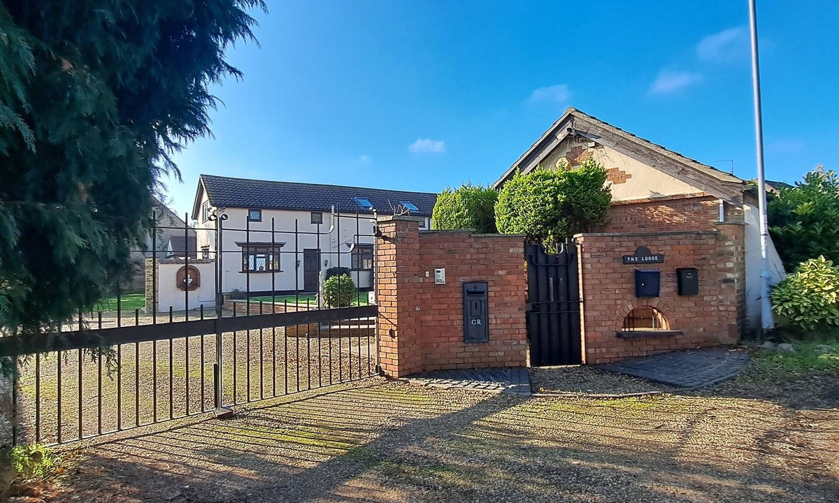 Yaxley House | Massive 4 bed with countryside views in Peterborough