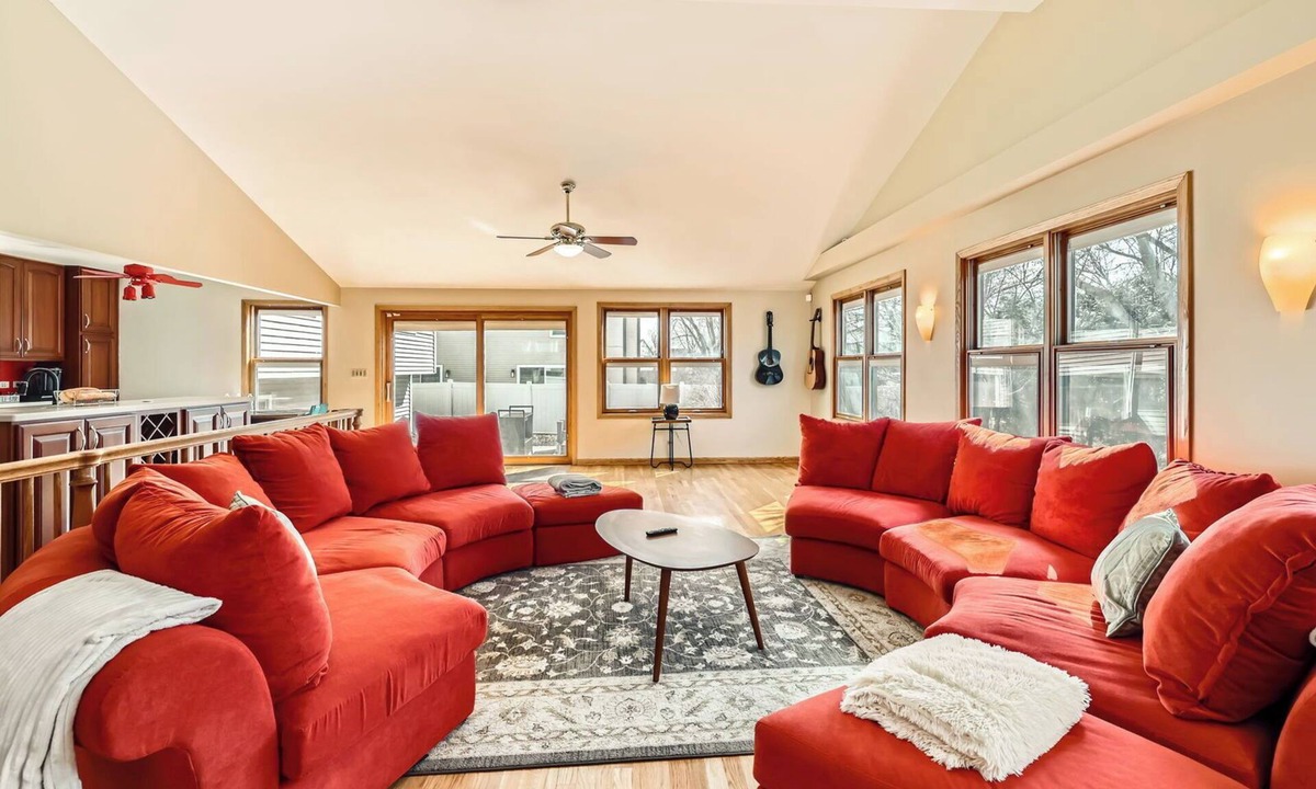 Kildeer House | Massive 5BR, 4-level 3k+sqft House, PokerRoom,PoolTable, Darts, Bowling,Grill