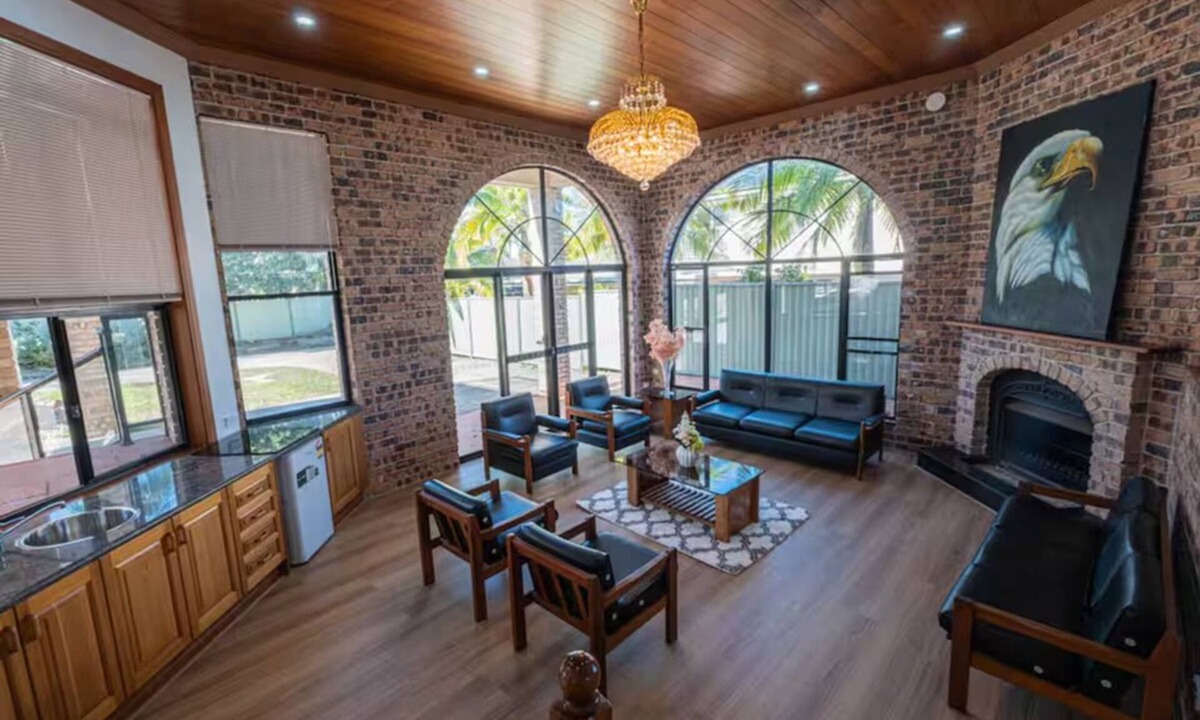 Macgregor House | Massive 6-Bed Luxurious Home with Free Parking