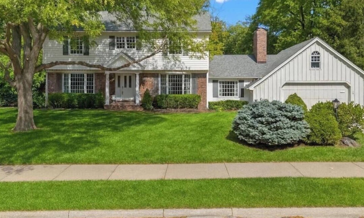 Orange Prairie House | Massive 6 bedroom home, featuring an in-ground pool, located near restaurants.