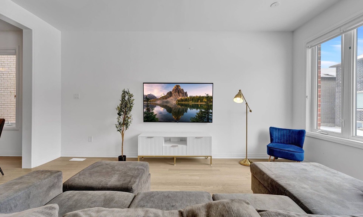 Kitchener House | Massive 8 Bed Luxury Estate with 65" TV and Free Parking