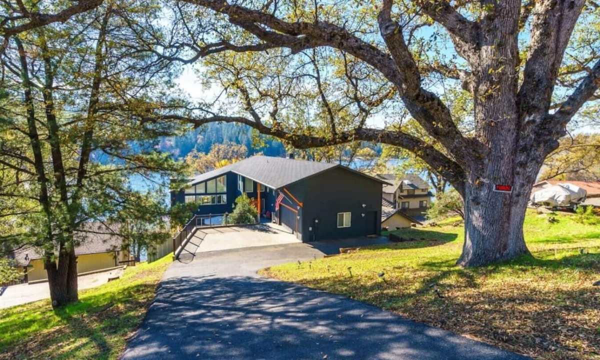 Groveland House | Massive 8 bedroom on the lake!