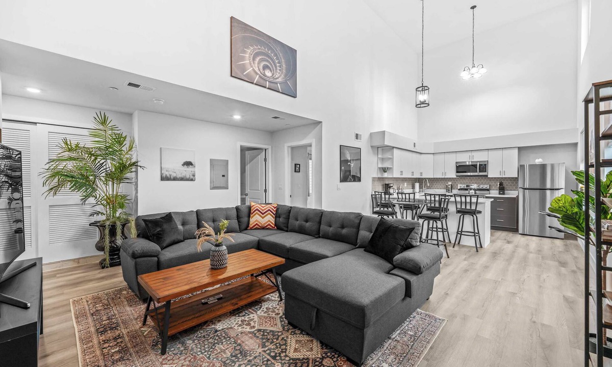 Center City Apartment | Massive 8 Bedroom Complex, 2 Garage Parking