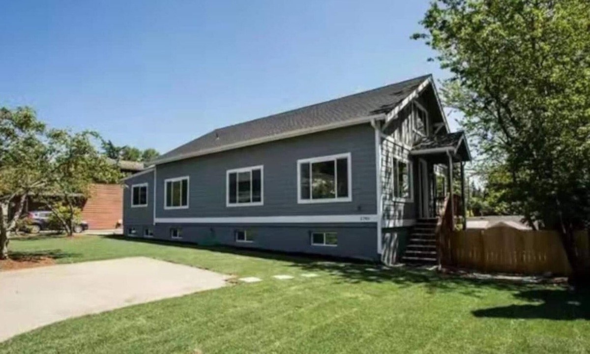 Haller Lake House | Massive 8BR/3BA Seattle Home | 2 Kitchens, A/C, Yard | Perfect for Groups