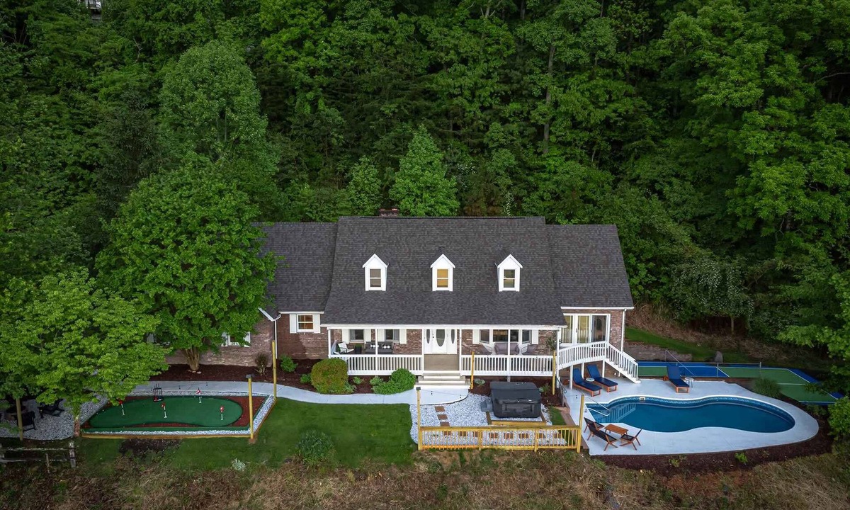 Weaverville House | Massive Asheville Compound~A Memorable Experience