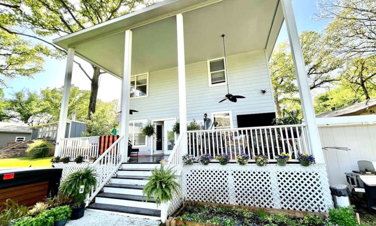 Leisure Land House | Massive lakefront home with HOT TUB!
