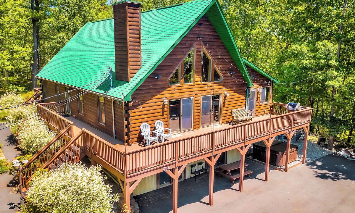 Lakeville Cabin | Massive Log Chalet with Hot Tub