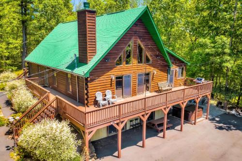 Lakeville House | Massive Log Chalet with Hot Tub