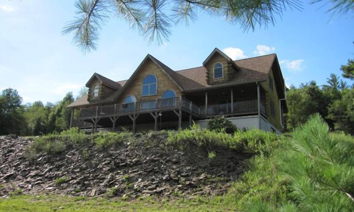 Kunkletown Cabin | Massive Log Home near Blue Mountain