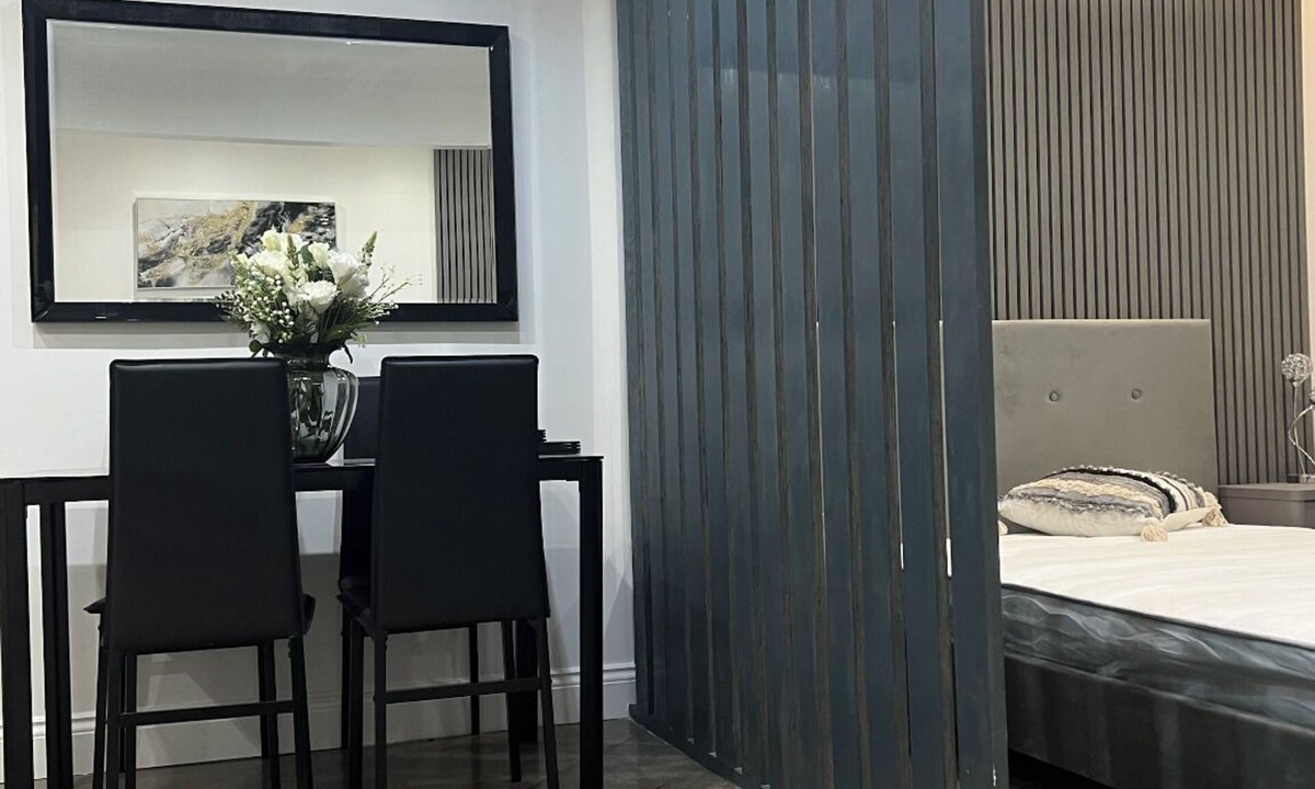 Mayesbrook Apartment | Massive Luxury Garden Studio/Gym Access (Studio T)