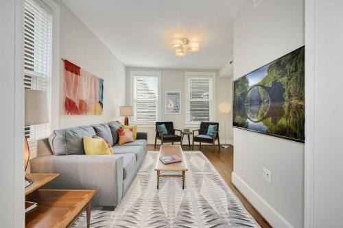 Park View House | Massive Mid-Century Marvel 5 Bedrooms and Parking