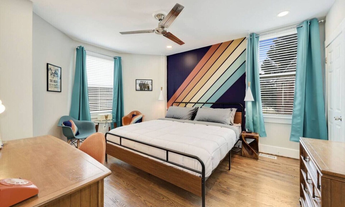 Park View Villa | Massive Mid-Century Marvel: 5 Bedrooms and Parking