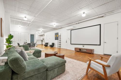 SoHo Hotel | Massive SoHo Loft 4 Bedrooms 2 Bath 8 beds