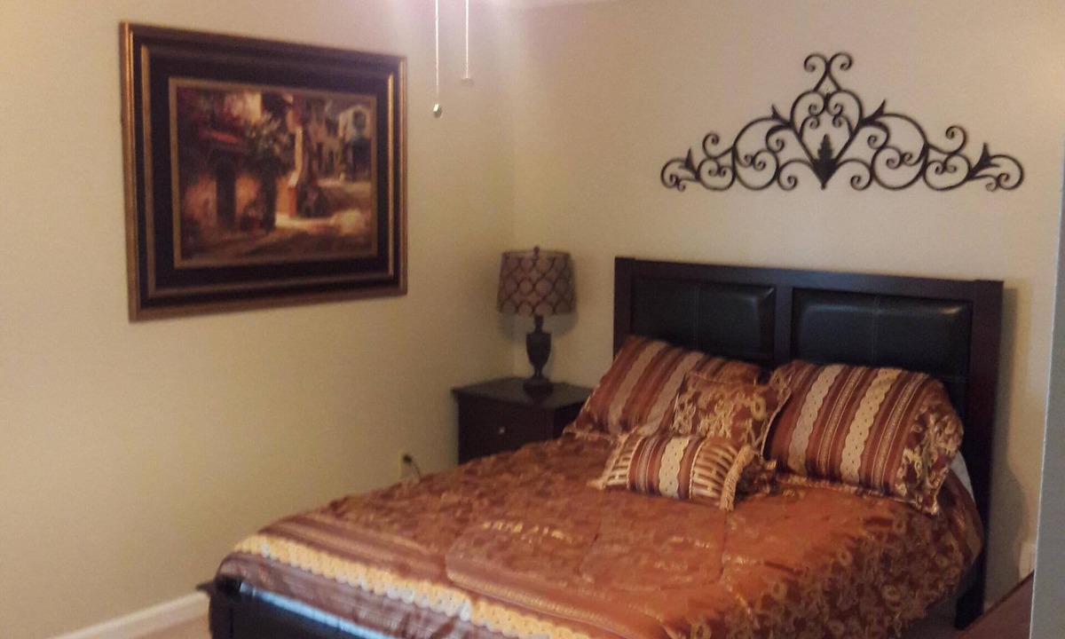 Lawrenceville House | Master bedroom & bathroom