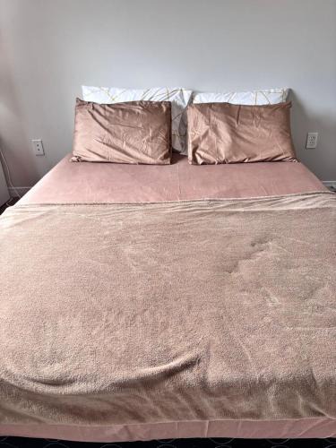 Brampton House | Master Bedroom with private Bathroom -Near Toronto Pearson airport
