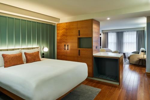 Farringdon Apartment | master Farringdon