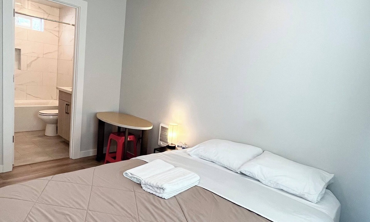 Tukwila House | Master Suite - Transit private MASTER SUITE near airport.