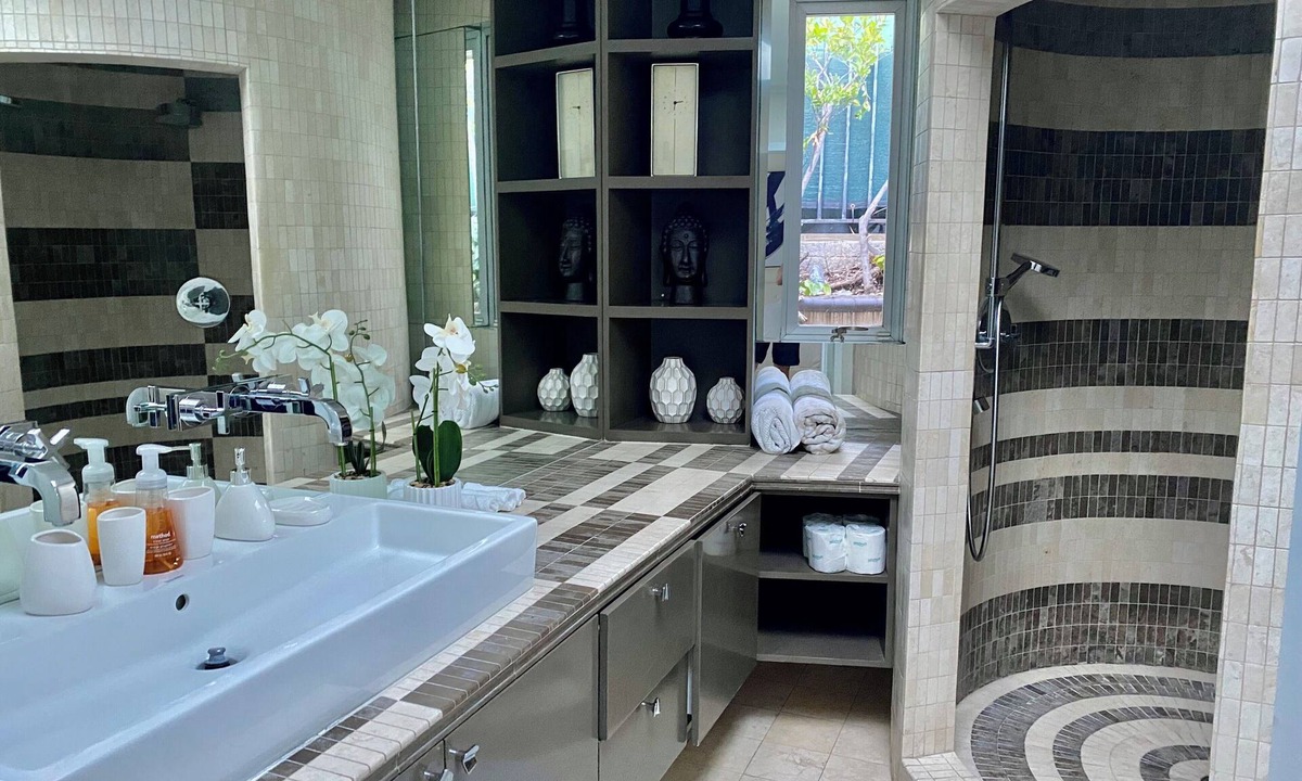 Melrose Villa | Master suite with a pool view