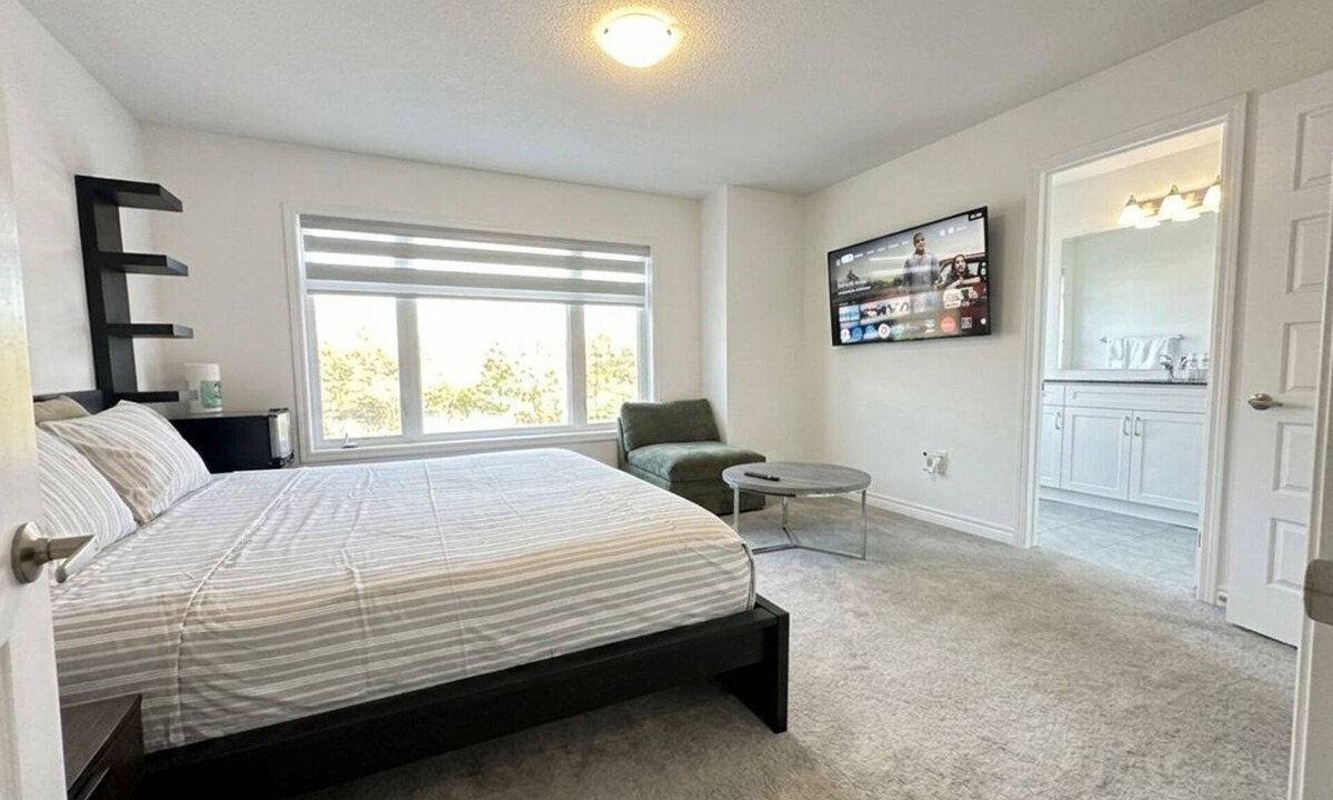 Mount Pleasant House | Masters Bedroom en-suite washroom living