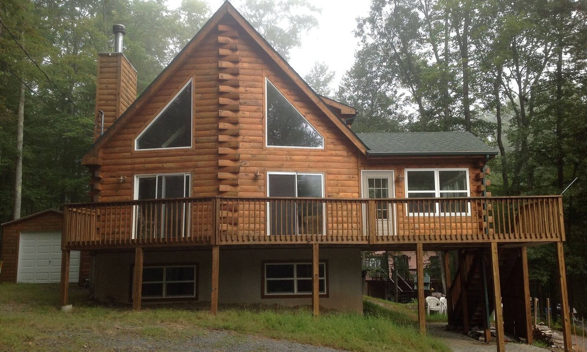 Lackawaxen Ski Chalet | Masthope-LOG CHALET-On Ski Mountain,near DelawareRiver/Pool/Lake-4Br/3B/sleeps12