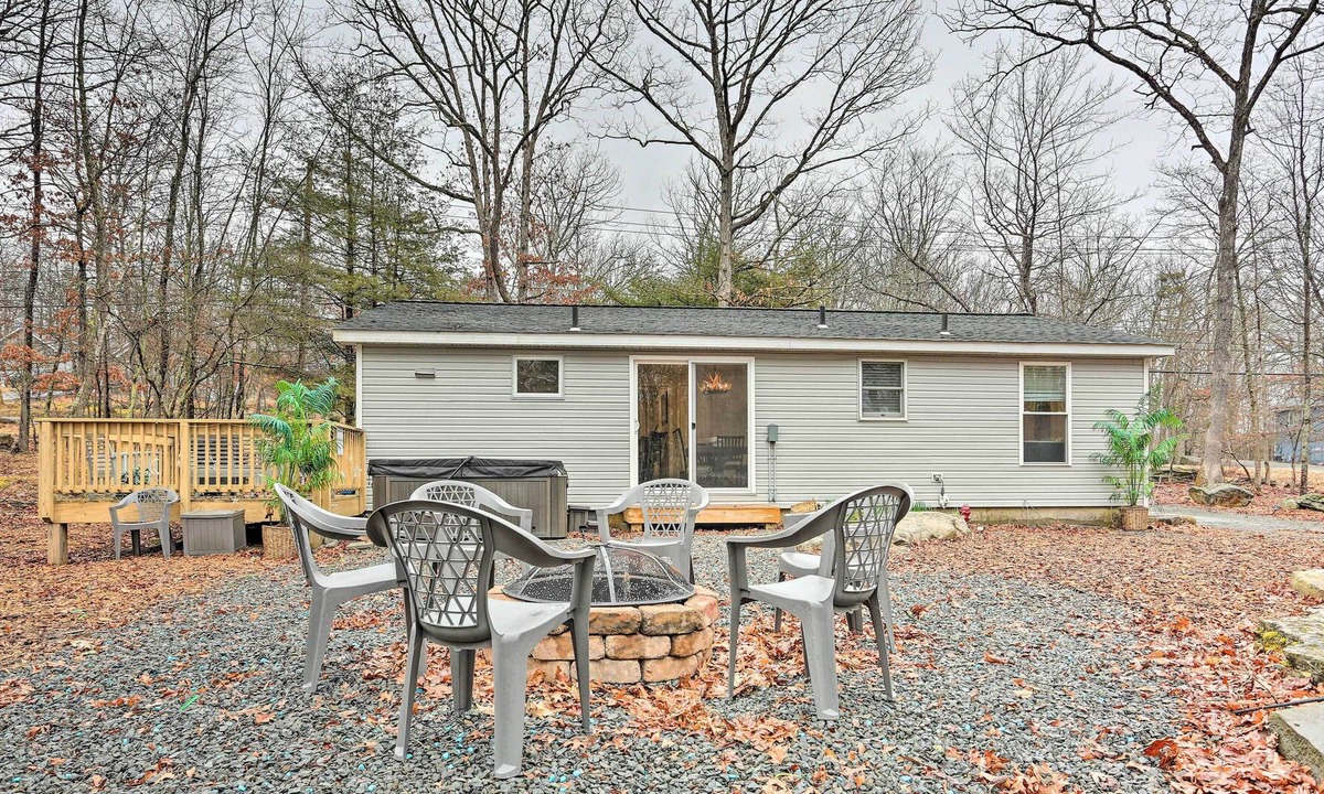 Lackawaxen Cottage | Masthope Mountain Vacation Rental w/ Hot Tub!