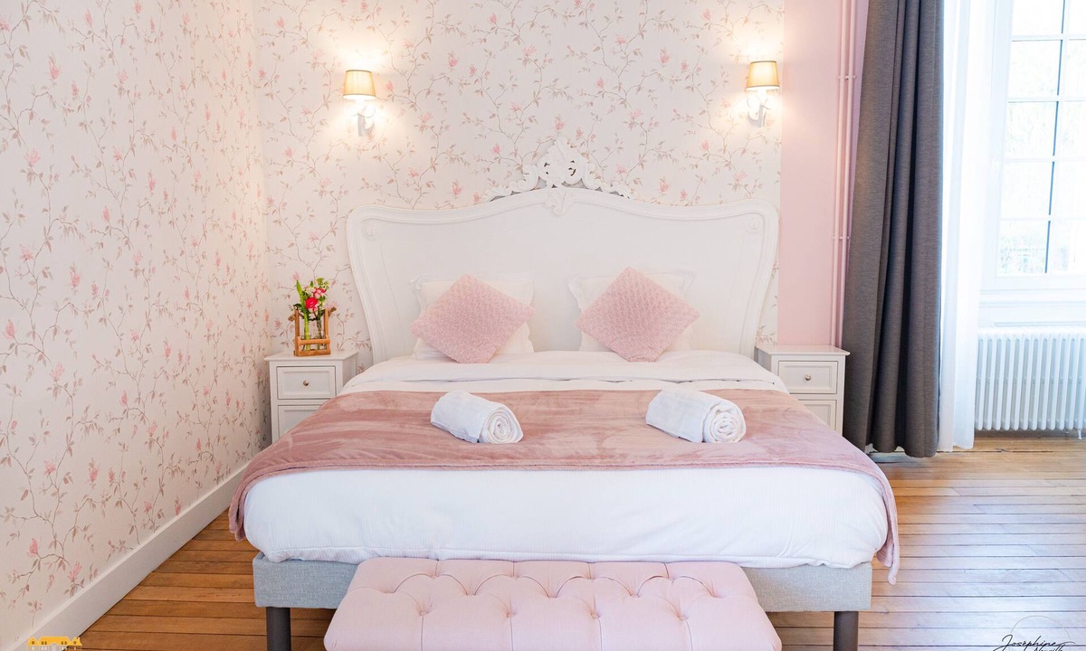 Hermival-les-Vaux Bed & Breakfast | Mathilde's room at Château d'Hermival
