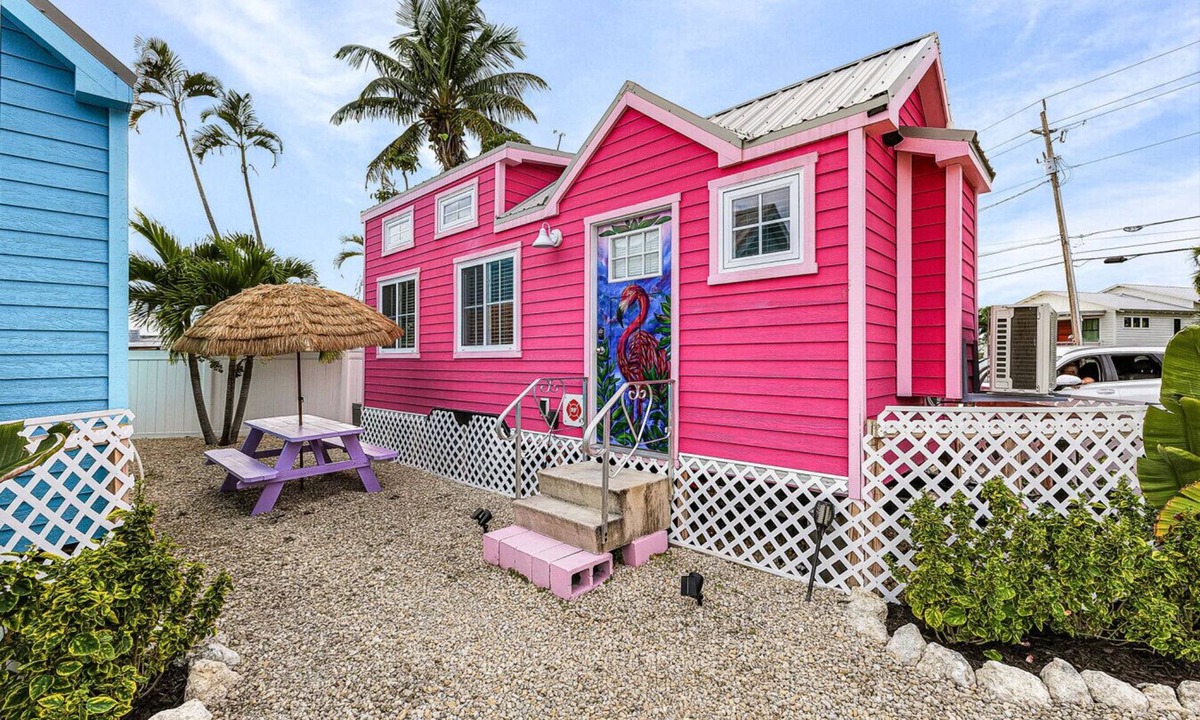 Matlacha Bed & Breakfast | Matlacha Tiny Village - Flamingo