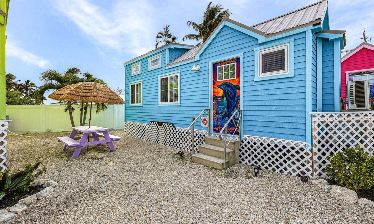 Matlacha Bed & Breakfast | Matlacha Tiny Village - Dolphin