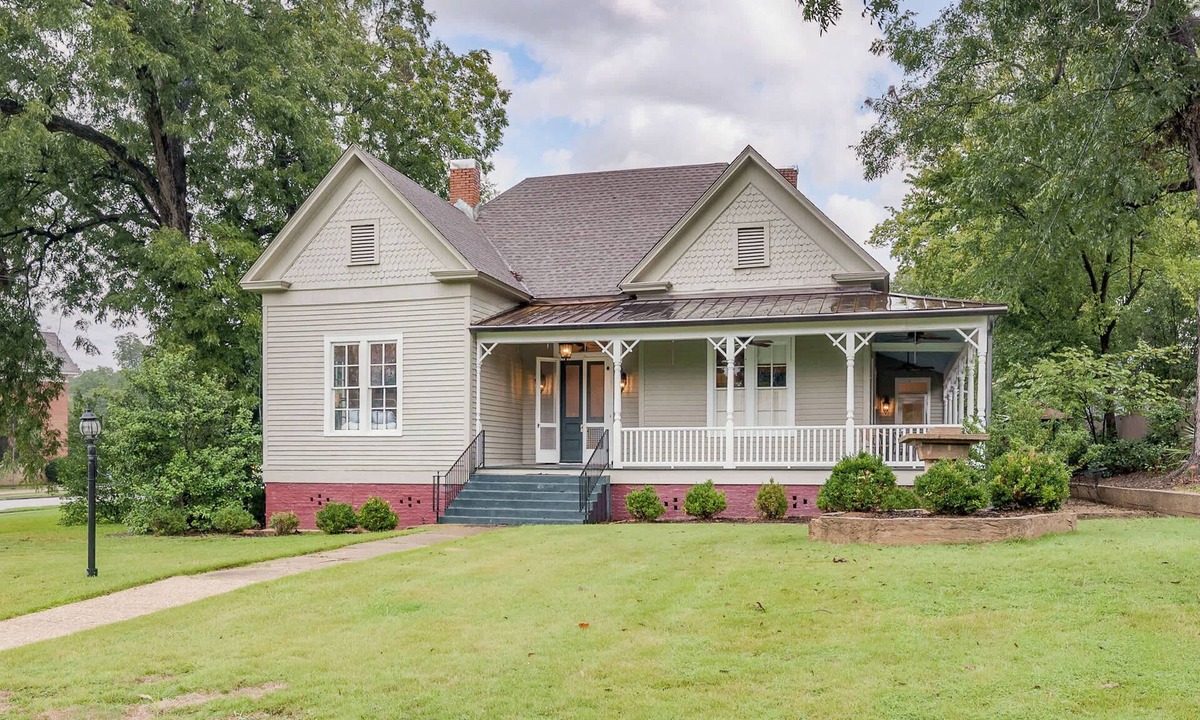 Northport House | Maxwell House- Walk to Downtown- Pool Table- 6 TVs