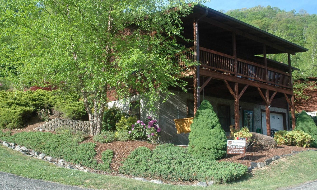 Maggie Valley Cabin | MAY 22-27 MEMORIAL WKEND MT. VIEWS, ATTACHED GARAGE FLAT PAVED PARKING, PET FEE