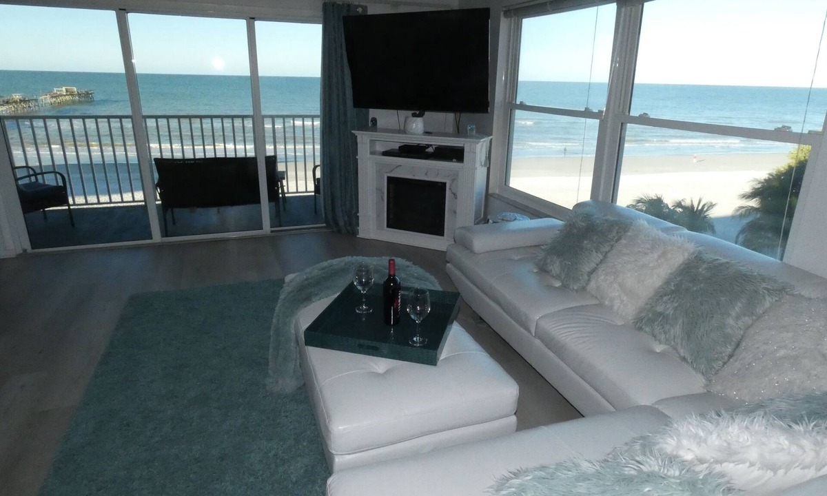 Redington Shores Condo | May 30-June 6 discount AVAILABLE! BEACHFRONT CORNER 2/2 w/Jacuzzi & Electric FP!