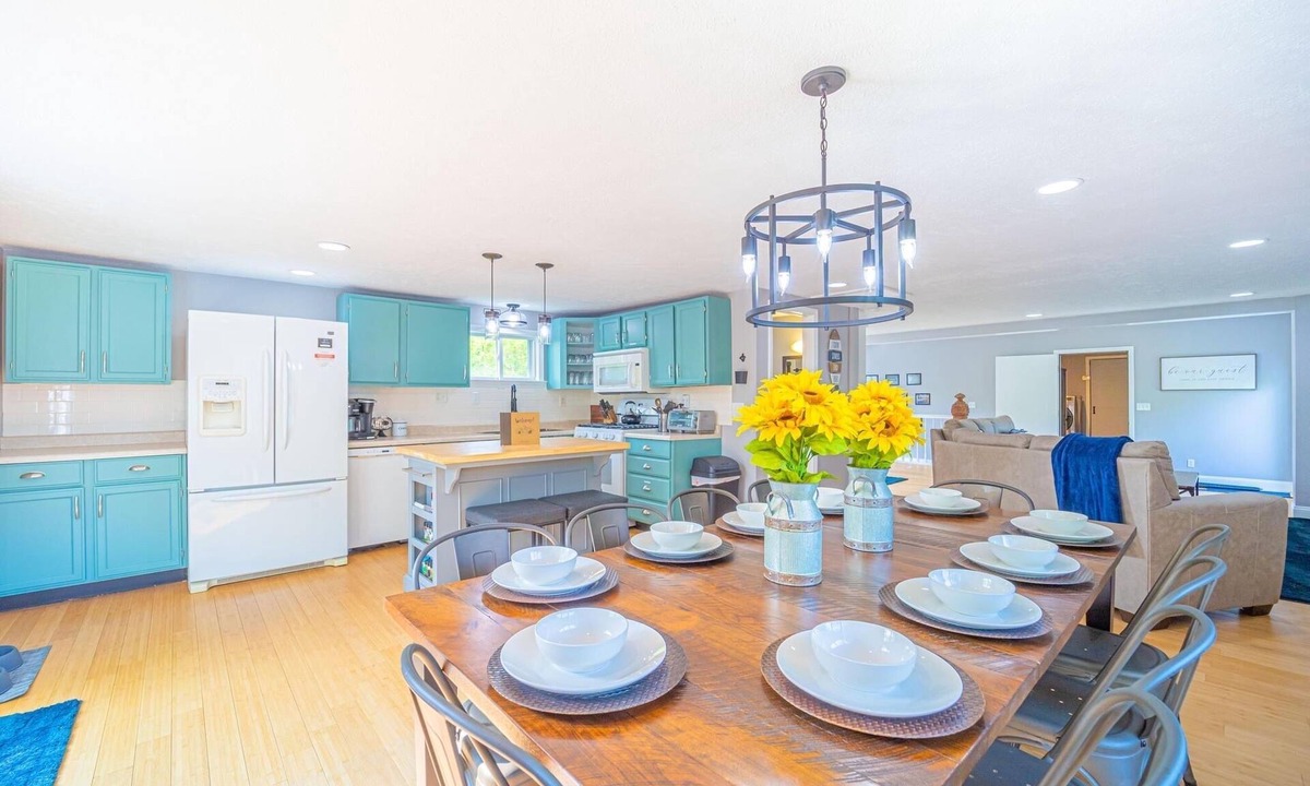 East Jordan House | May-June Sale! Summerland Retreat-Hot Tub, Dogs Ok, Boyne, Charlevoix, Petoskey