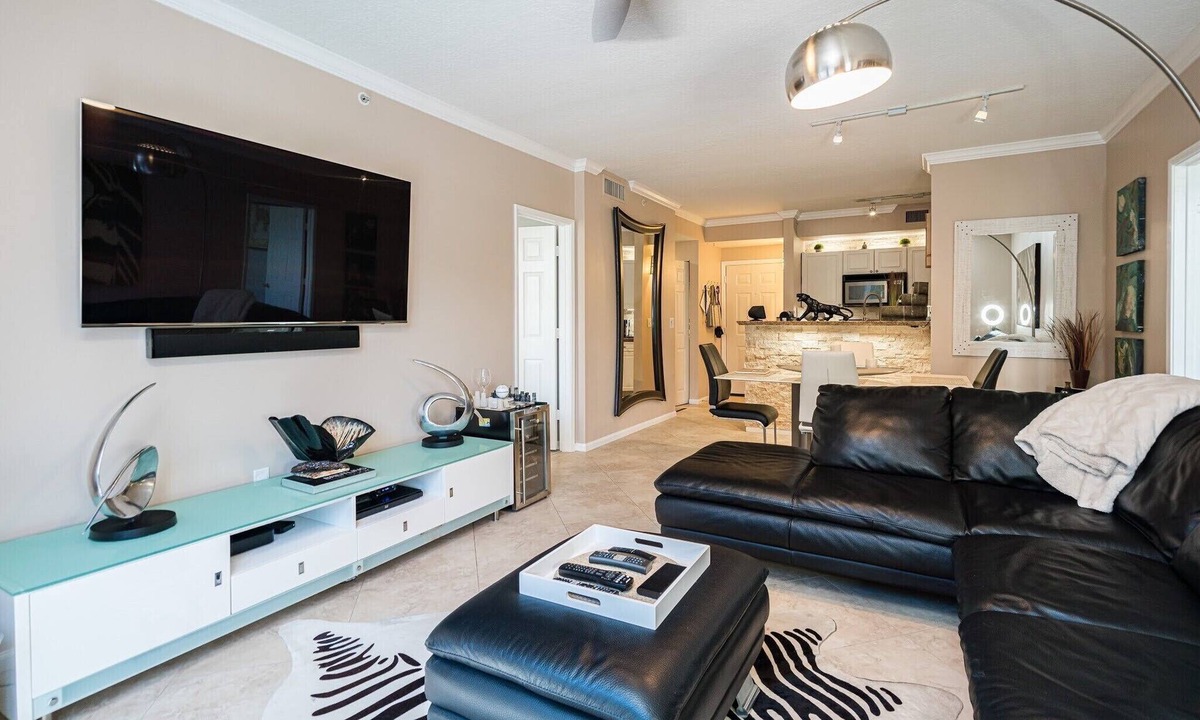 Downtown West Palm Beach Condo | May specials! walking distance to EVERYTHING in downtown West Palm Beach.