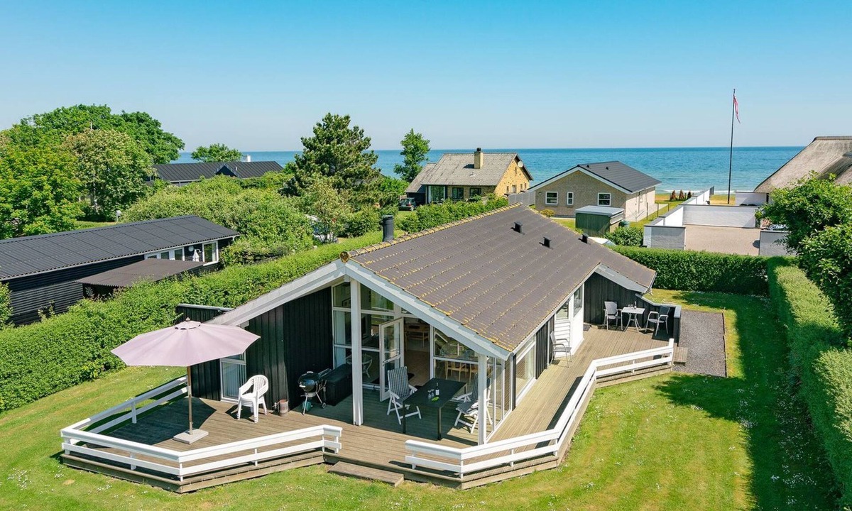 Jørgensø House | "Maybritt" - 100m from the sea by Interhome
