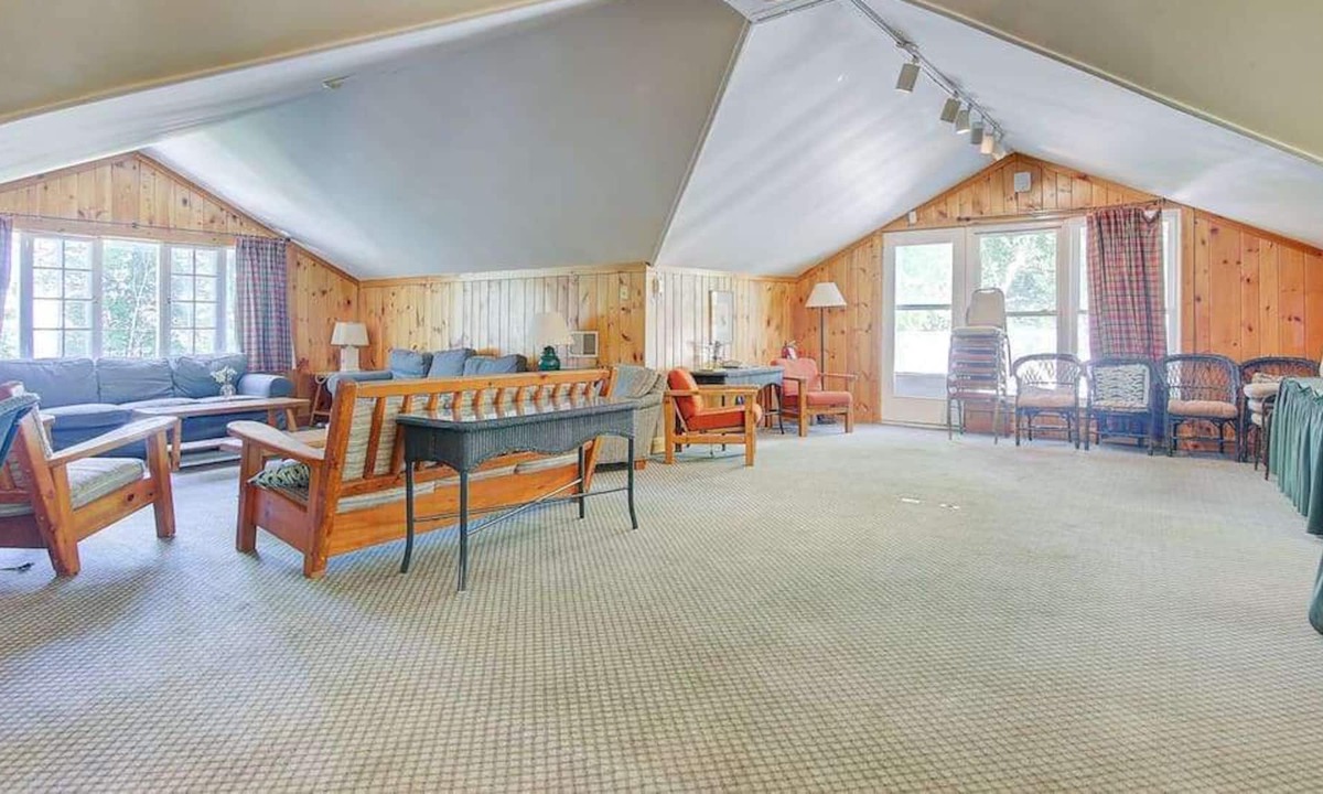 Sutton Cottage | Mayfair Cottage for large groups at Jackson Point (Mayfair)